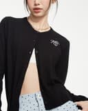 Áo cardigan cổ tròn thêu charm nơ