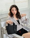 Túi Xách Nhỏ Top Handle Trang Trí Logo Cách Điệu