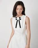 Đầm mini sát nách cài hoa trà