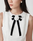 Đầm mini sát nách cài hoa trà