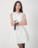 Đầm mini sát nách cài hoa trà