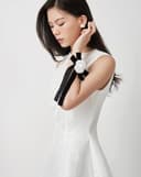 Đầm mini sát nách cài hoa trà