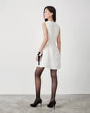 Đầm mini sát nách cài hoa trà