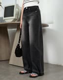 Quần jean lai tua rua túi thêu chữ "Junoclub"